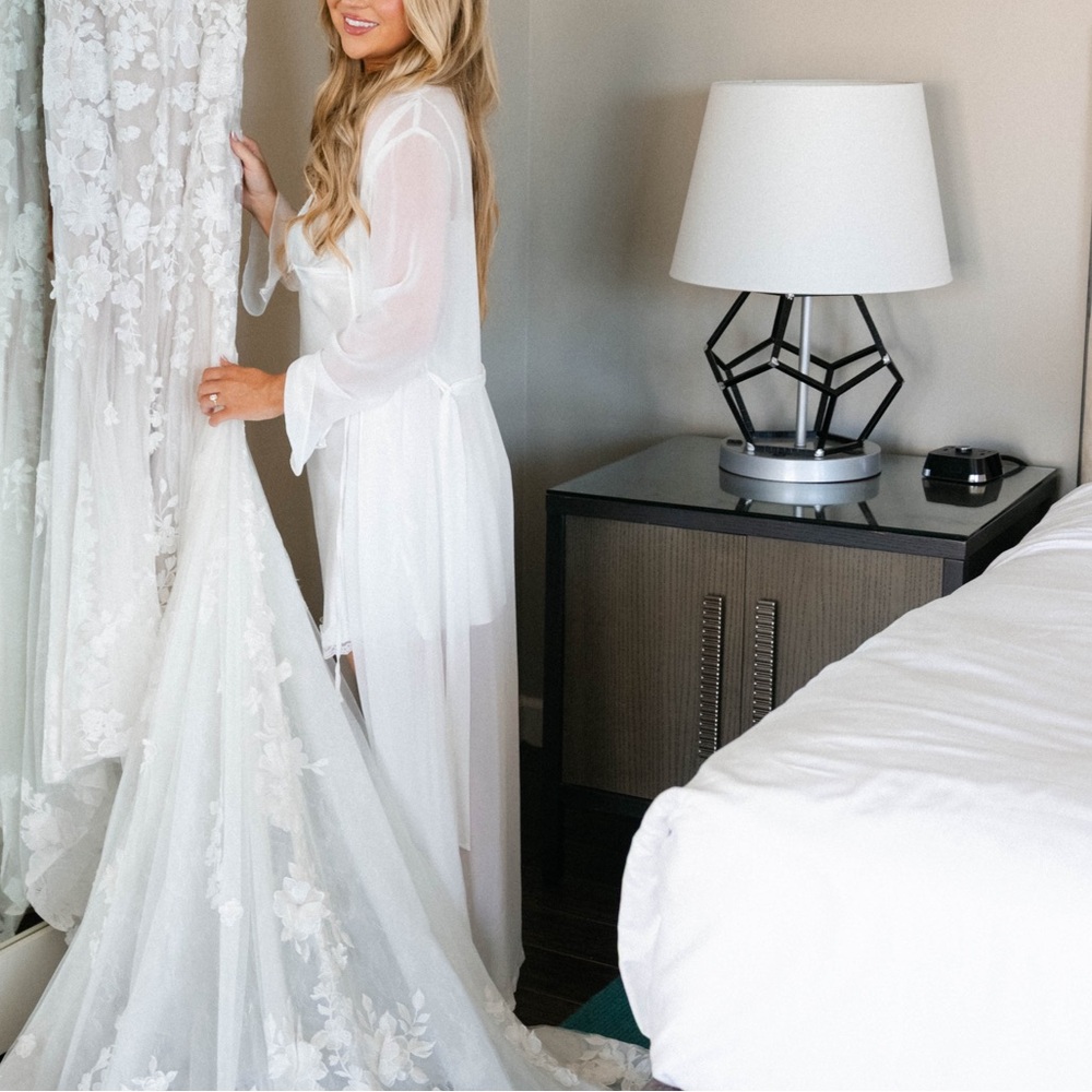 Elegant White Lace Wedding Robe